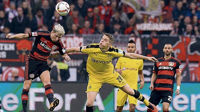 莱万过去15次首发出战法兰克福斩15球，曾两次上演帽子戏法（莱万近15次首发对阵法兰克福打入15球，两度完成帽子戏法）