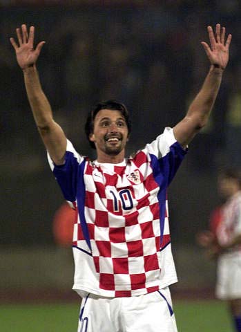 破防了！张本智和比手势，现场球迷给港队加油，日本队压力大（张本智和做手势引爆全场，球迷齐为港队助威，日本队压力陡增）