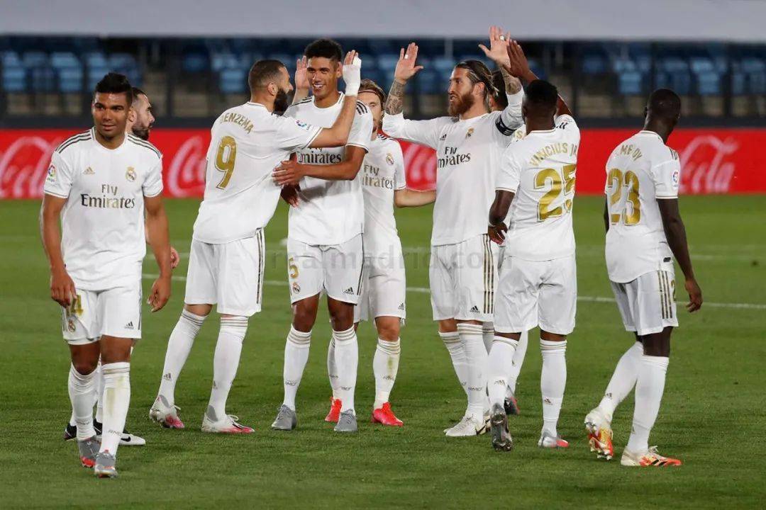 泰山纪念建队32周年，队史5次夺顶级联赛冠军，8次足协杯冠军