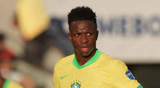 梦幻联动！T1四人组造访拜仁主场，领取印有自己名字的拜仁队服