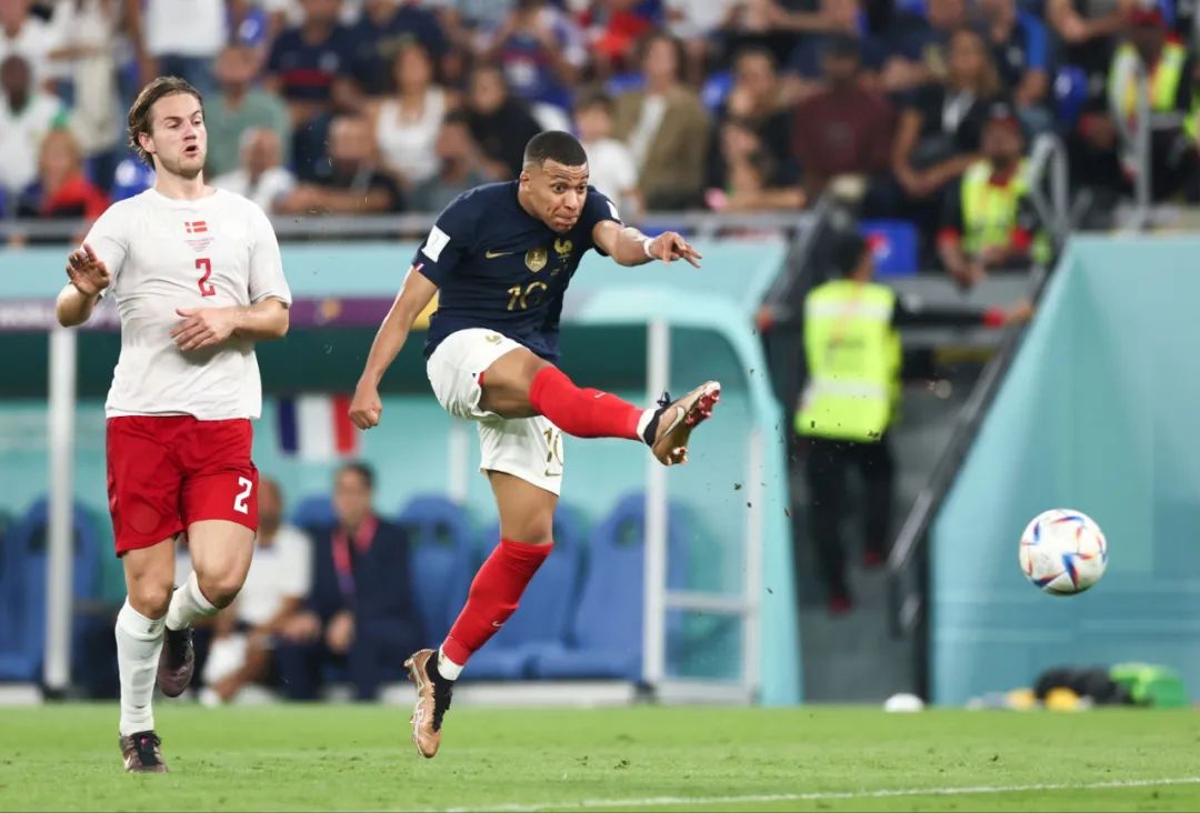 很明显，哈维＞哈维阿隆索[祈祷][good] 拉...（显而易见：哈维比哈维阿隆索更强[祈祷][good]...）