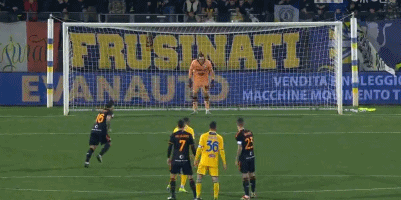 喀麦隆体育部长与足协主席埃托奥决裂，前者指责后者操纵选举