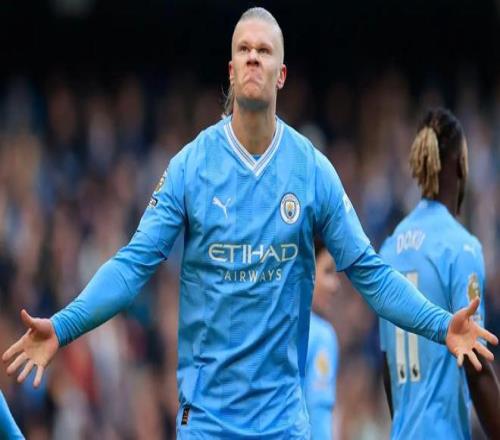 右脚踝囊受伤的基米希随德国队抵达卢森堡，走路仍有不便