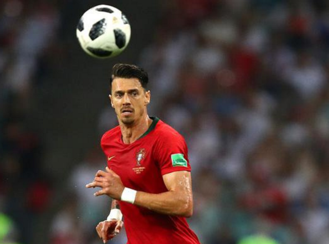 裁判专家：罗德里戈踢对方脚后跟，应该被罚下（裁判专家称罗德里戈踢到对手脚后跟，理应被罚下）